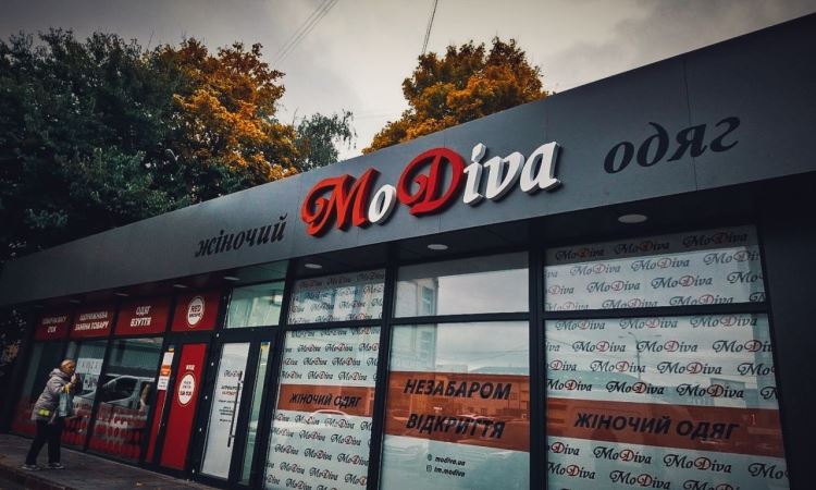 світлова вивіска для магазину одягу