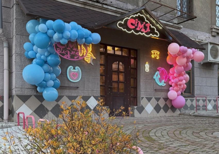 дитячий магазин оформлено неоновими вивісками