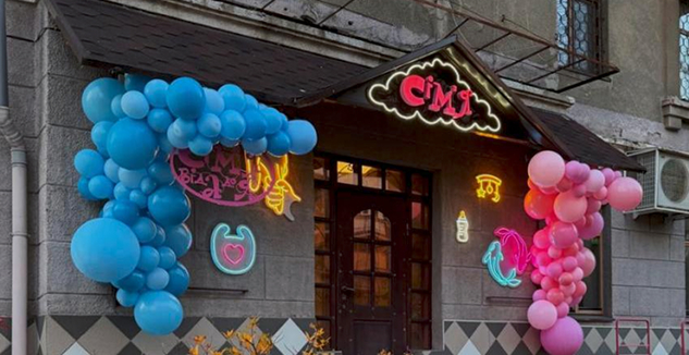 Неоні вивіски на фасаді